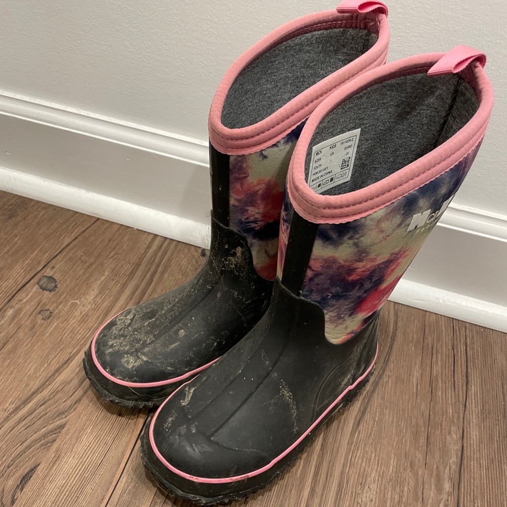 Kids’ muck boots size 1